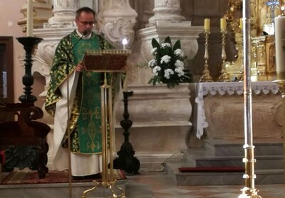 Wśród uczestników wyjazdu jest ks. Edward Kryściak, który w Sejnach odprawił mszę św.