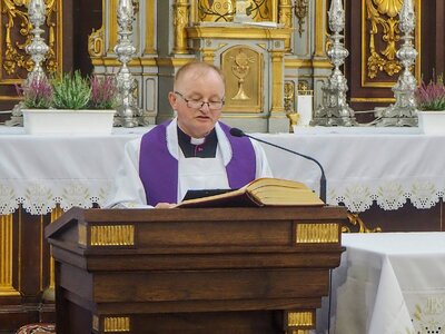 Proboszcz parafii pw. św. Mikołaja w Grabowcu ks. kanonik Zbigniew Wypchło [fot. B. Nowak, BUWiM IPN]
