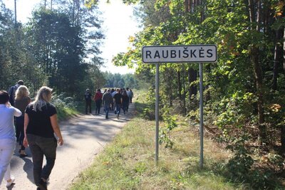 Wyjazd edukacyjny dla laureatów konkursu „Sprzączki i guziki z orzełkiem ze rdzy…” na Litwę i Łotwę – Raubiszki, 11 września 2018