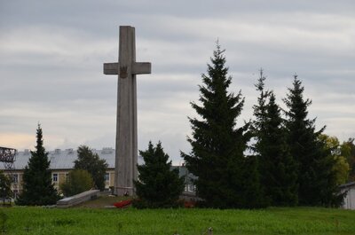 Uczestnicy objazdu edukacyjnego IPN pod Kircholmem