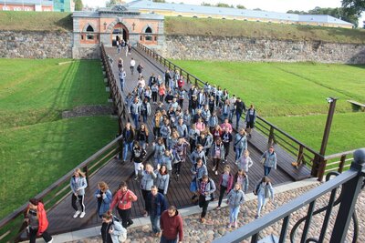 Uczestnicy objazdu edukacyjnego IPN pod Kircholmem