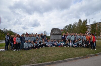Uczestnicy objazdu edukacyjnego IPN pod Kircholmem
