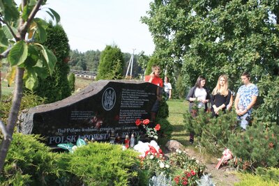 Uczestnicy objazdu edukacyjnego IPN pod Kircholmem