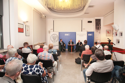 Dyskusja o roli Kościoła katolickiego w odzyskaniu przez Polskę niepodległości w 1918 r. Fot. P.Życieński (IPN)