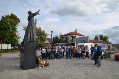 W Suchowoli młodzież upamiętniła rocznicę urodzin błogosławionego ks. Jerzego Popiełuszki