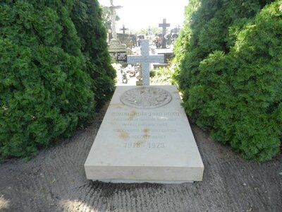 Grób Nieznanego Żołnierza, poległego w wojnie polsko-bolszewickiej 1920 r. na cmentarzu parafialnym w Starejwsi [fot. R. Soszyńska, BUWiM IPN]