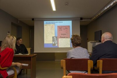 Prezes Federacji Polskich Organizacji w Wiktorii Marian Pawlik z małżonką w Archiwum IPN – 18 września 2018. Fot. Katarzyna Adamów (IPN)