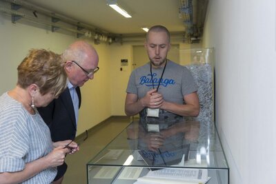 Prezes Federacji Polskich Organizacji w Wiktorii Marian Pawlik z małżonką w Archiwum IPN – 18 września 2018. Fot. Katarzyna Adamów (IPN)