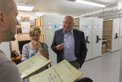 Prezes Federacji Polskich Organizacji w Wiktorii Marian Pawlik z małżonką w Archiwum IPN – 18 września 2018. Fot. Katarzyna Adamów (IPN)