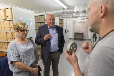 Prezes Federacji Polskich Organizacji w Wiktorii Marian Pawlik z małżonką w Archiwum IPN – 18 września 2018. Fot. Katarzyna Adamów (IPN)