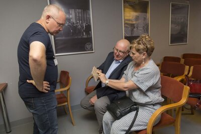 Prezes Federacji Polskich Organizacji w Wiktorii Marian Pawlik z małżonką w Archiwum IPN – 18 września 2018. Fot. Katarzyna Adamów (IPN)