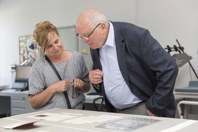 Prezes Federacji Polskich Organizacji w Wiktorii Marian Pawlik z małżonką w Archiwum IPN – 18 września 2018. Fot. Katarzyna Adamów (IPN)