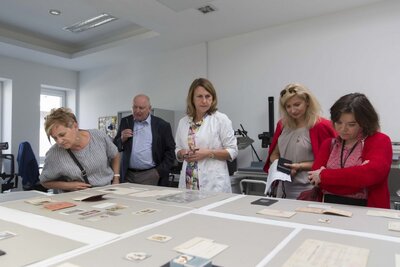 Prezes Federacji Polskich Organizacji w Wiktorii Marian Pawlik z małżonką w Archiwum IPN – 18 września 2018. Fot. Katarzyna Adamów (IPN)