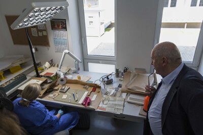 Prezes Federacji Polskich Organizacji w Wiktorii Marian Pawlik z małżonką w Archiwum IPN – 18 września 2018. Fot. Katarzyna Adamów (IPN)