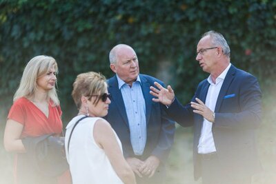 Prezes Federacji Polskich Organizacji w Wiktorii Marian Pawlik z małżonką na Cmentarzu Powązkowskim w Warszawie – 19 września 2018. Fot. Katarzyna Hołopiak (IPN)