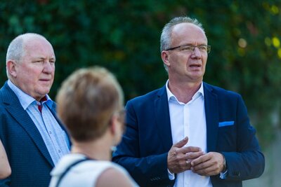 Prezes Federacji Polskich Organizacji w Wiktorii Marian Pawlik z małżonką na Cmentarzu Powązkowskim w Warszawie – 19 września 2018. Fot. Katarzyna Hołopiak (IPN)