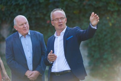 Prezes Federacji Polskich Organizacji w Wiktorii Marian Pawlik z małżonką na Cmentarzu Powązkowskim w Warszawie – 19 września 2018. Fot. Katarzyna Hołopiak (IPN)