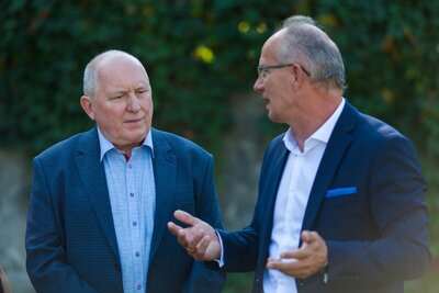 Prezes Federacji Polskich Organizacji w Wiktorii Marian Pawlik z małżonką na Cmentarzu Powązkowskim w Warszawie – 19 września 2018. Fot. Katarzyna Hołopiak (IPN)