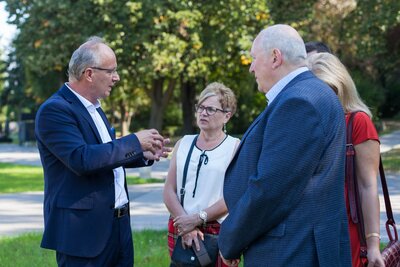 Prezes Federacji Polskich Organizacji w Wiktorii Marian Pawlik z małżonką na Cmentarzu Powązkowskim w Warszawie – 19 września 2018. Fot. Katarzyna Hołopiak (IPN)