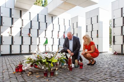 Prezes Federacji Polskich Organizacji w Wiktorii Marian Pawlik z małżonką na Cmentarzu Powązkowskim w Warszawie – 19 września 2018. Fot. Katarzyna Hołopiak (IPN)