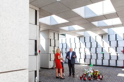 Prezes Federacji Polskich Organizacji w Wiktorii Marian Pawlik z małżonką na Cmentarzu Powązkowskim w Warszawie – 19 września 2018. Fot. Katarzyna Hołopiak (IPN)