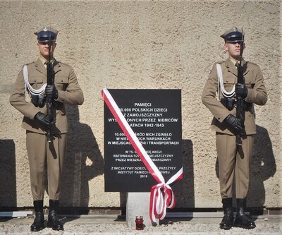 Odsłonięcie tablicy ku pamięci Dzieci Zamojszczyzny na Pawiaku (fot. B. Nowak, BUWiM IPN)