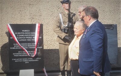 Odsłonięcie tablicy ku pamięci Dzieci Zamojszczyzny na Pawiaku (fot. B. Nowak, BUWiM IPN)