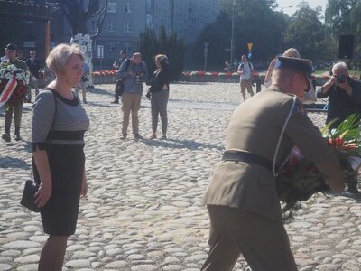 Wieniec od Instytutu Pamięci Narodowej składa Zastępca Dyrektora Biura Upamiętniania Walk i Męczeństwa Renata Soszyńska (fot. B. Nowak, BUWiM IPN)