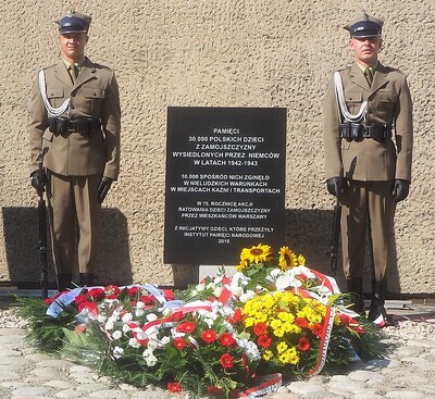 Odsłonięcie tablicy ku pamięci Dzieci Zamojszczyzny na Pawiaku (fot. B. Nowak, BUWiM IPN)