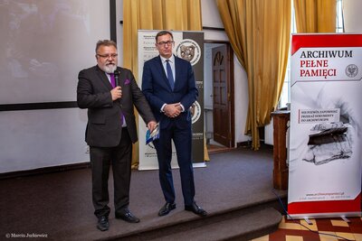 Od lewej: dyrektor Muzeum Żołnierzy Wyklętych i Więźniów Politycznych PRL Jacek Pawłowicz i prezes IPN dr Jarosław Szarek. Wernisaż wystawy „Powrót Kapitana – Tadeusz Starzyński (1903–1970)” – Warszawa, 20 września 2018. Fot. Marcin Jurkiewicz