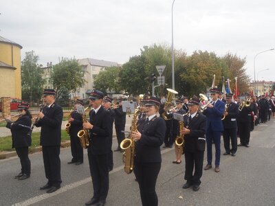 Przejście z kościoła pw. Ducha Świętego w Siedlcach pod Pomnik Pamięci Kolejarzy poległych na Podlasiu [fot. B. Nowak, BUWiM IPN]