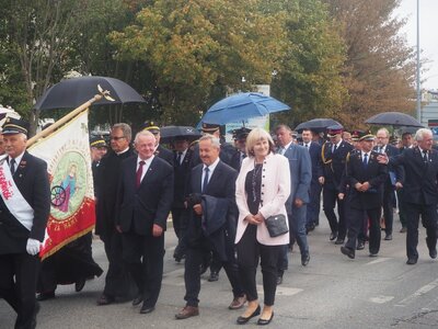 Przejście z kościoła pw. Ducha Świętego w Siedlcach pod Pomnik Pamięci Kolejarzy poległych na Podlasiu [fot. B. Nowak, BUWiM IPN]