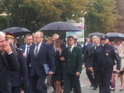 Przejście z kościoła pw. Ducha Świętego w Siedlcach pod Pomnik Pamięci Kolejarzy poległych na Podlasiu [fot. B. Nowak, BUWiM IPN]