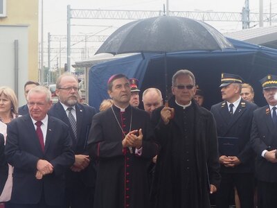 Prezydent miasta Siedlce Wojciech Kudelski, dyrektor BUWiM Adam Siwek i biskup pomocniczy siedlecki dr Piotr Sawczuk [fot. B. Nowak, BUWiM IPN]