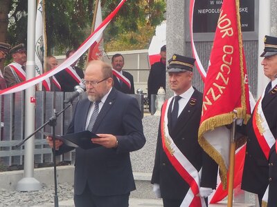 Dyrektor BUWiM Adam Siwek odczytuje list od Prezesa IPN dr Jarosława Szarka [fot. B. Nowak, BUWiM IPN]