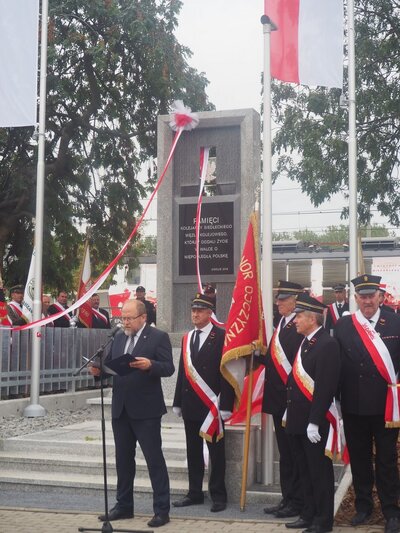 Dyrektor BUWiM Adam Siwek odczytuje list od Prezesa IPN dr Jarosława Szarka [fot. B. Nowak, BUWiM IPN]