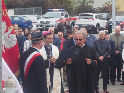 Poświęcenie Pomnika Pamięci Kolejarzy poległych na Podlasiu przez biskupa pomocniczego siedleckiego dr. Piotra Sawczuka [fot. B. Nowak, BUWiM IPN]