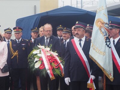Dyrektor BUWiM Adam Siwek składa wieniec pod Pomnikiem Pamięci Kolejarzy poległych na Podlasiu [fot. B. Nowak, BUWiM IPN]