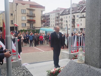 Dyrektor BUWiM Adam Siwek składa wieniec pod Pomnikiem Pamięci Kolejarzy poległych na Podlasiu [fot. B. Nowak, BUWiM IPN]