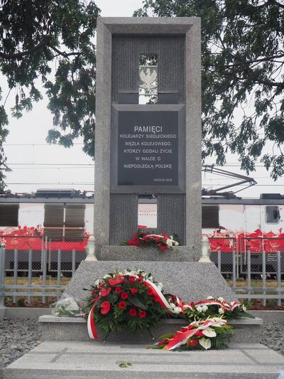 Pomnik Pamięci Kolejarzy poległych na Podlasiu [fot. B. Nowak, BUWiM IPN]