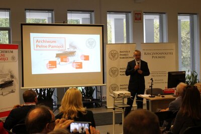 Przedstawiciele organizacji polonijnych biorący udział V Światowym Zjeździe Polonii i Polaków z Zagranicy odwiedzili Archiwum IPN. Fot. Maciej Buźniak (Archiwum IPN)