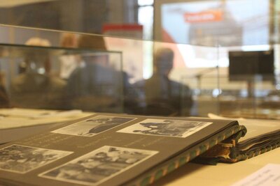 Przedstawiciele organizacji polonijnych biorący udział V Światowym Zjeździe Polonii i Polaków z Zagranicy odwiedzili Archiwum IPN. Fot. Maciej Buźniak (Archiwum IPN)