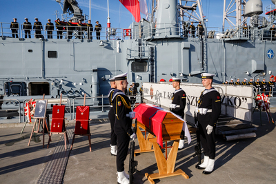 Uroczystości sprowadzenia do Polski szczątków admirała Józefa Unruga i jego żony Zofii – Port Wojenny w Brest (Francja), 25 września 2018. Fot. sk/IPN