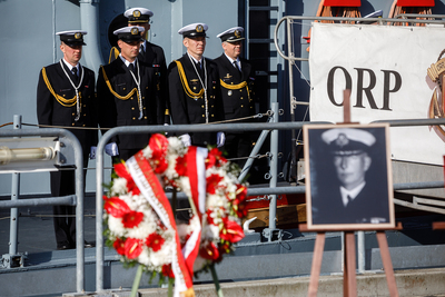 Uroczystości sprowadzenia do Polski szczątków admirała Józefa Unruga i jego żony Zofii – Port Wojenny w Brest (Francja), 25 września 2018. Fot. sk/IPN