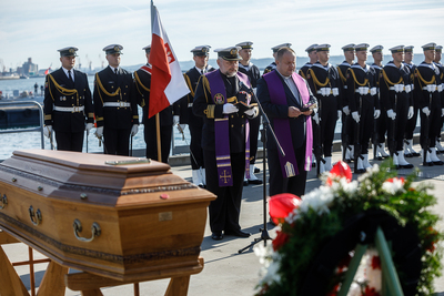 Uroczystości sprowadzenia do Polski szczątków admirała Józefa Unruga i jego żony Zofii – Port Wojenny w Brest (Francja), 25 września 2018. Fot. sk/IPN