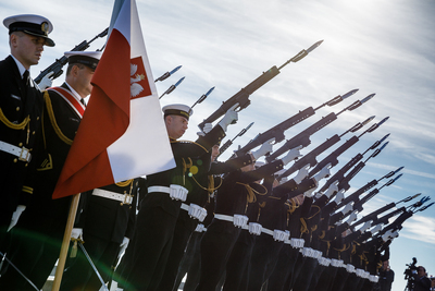Uroczystości sprowadzenia do Polski szczątków admirała Józefa Unruga i jego żony Zofii – Port Wojenny w Brest (Francja), 25 września 2018. Fot. sk/IPN