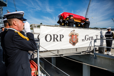 Uroczystości sprowadzenia do Polski szczątków admirała Józefa Unruga i jego żony Zofii – Port Wojenny w Brest (Francja), 25 września 2018. Fot. sk/IPN