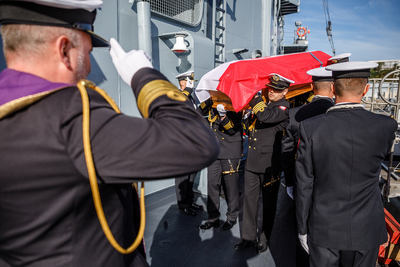 Uroczystości sprowadzenia do Polski szczątków admirała Józefa Unruga i jego żony Zofii – Port Wojenny w Brest (Francja), 25 września 2018. Fot. sk/IPN