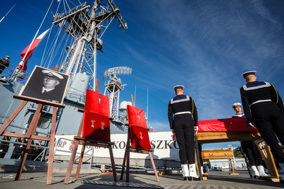 Uroczystości sprowadzenia do Polski szczątków admirała Józefa Unruga i jego żony Zofii – Port Wojenny w Brest (Francja), 25 września 2018. Fot. sk/IPN