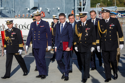 Uroczystości sprowadzenia do Polski szczątków admirała Józefa Unruga i jego żony Zofii – Port Wojenny w Brest (Francja), 25 września 2018. Fot. sk/IPN